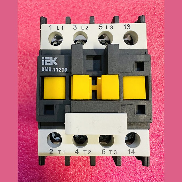 Контактор 12А 230V КМИ-11210 iEK